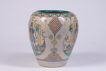 null Grand vase en céramique émaillée polychrome à décor de trois bateaux dans un...