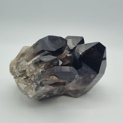 null 
Important cristal de quartz fumé

l : 15 cm ; L : 16 cm ; H : 14cm environ...