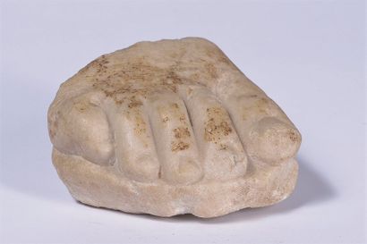 null Fragment de pied droit. 

Marbre blanc. 

Art Romain. 

Dim: 6x 9,5 cm....