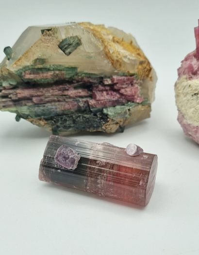 null 
Lot de quatre minéraux dont cristal de tourmaline sur gangue et tourmaline...