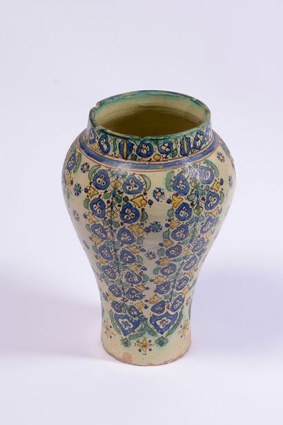 null Grand vase en céramique à décor émaillé polychrome de rinceaux fleuris

Maroc,...