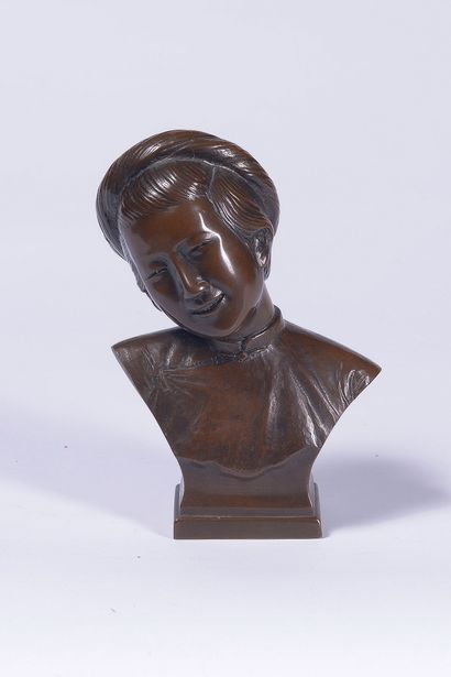 null INDOCHINE. 

Buste de femme en bronze

XXe siècle

H : 16,5 cm