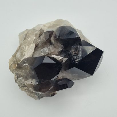 null 
Important cristal de quartz fumé

l : 15 cm ; L : 16 cm ; H : 14cm environ...