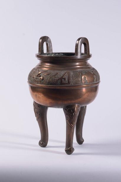 null Grand brûle-parfum en bronze, Indochine, XXème siècle

H : 42 cm



Expert:...