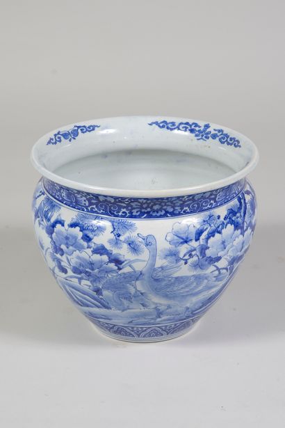 null Important cache-pot en porcelaine blanche à décor en camaïeu de bleu de canards...