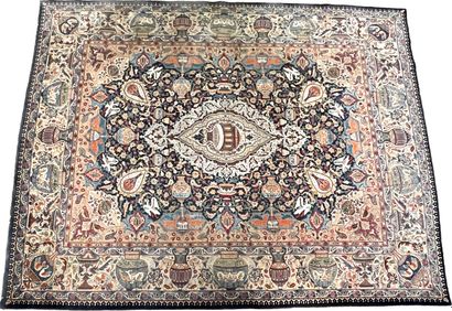 null Grand tapis persan en laine à décor polychrome de fleurs, feuilles et de vases

XXème...