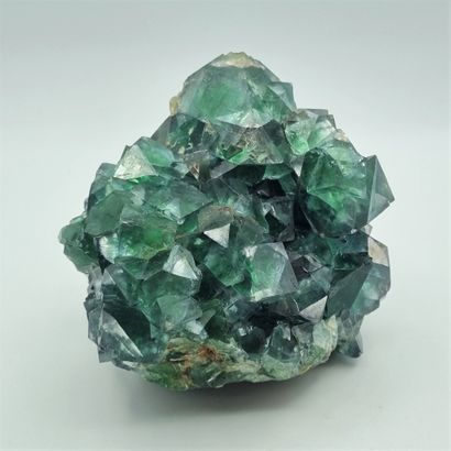 null 
Importante fluorite verte
H: 14 cm ; l : 17 cm : L : 18 cm environ
