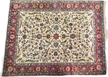 null Grand tapis persan en laine à décor polychrome de rinceaux feuillagés et fleuris,...