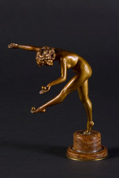 null D'après Claire Jeanne COLINET (1880-1950)

Jongleuse

Epreuve en bronze patine...