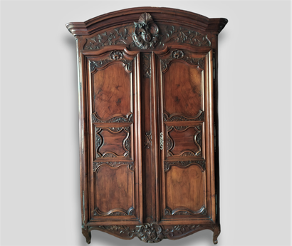 null Belle armoire lyonnaise de type lingère en noyer mouluré et sculpté, ouvrant...