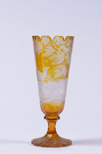 null BOHÊME, vase cornet sur piédouche en cristal doublé jaune, gravé d’un cerf et...