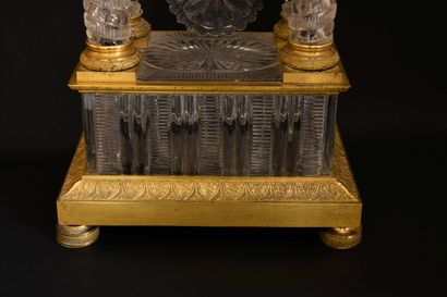 null Rare pendule portique en cristal et bronze doré à riche décor.

Chapiteau et...