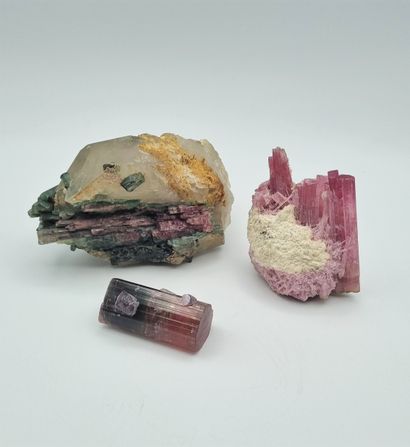 null 
Lot de quatre minéraux dont cristal de tourmaline sur gangue et tourmaline...