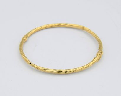 null Bracelet jonc en or jaune 18 carats (750
millièmes) à motif de torsade. Poids
4,40...