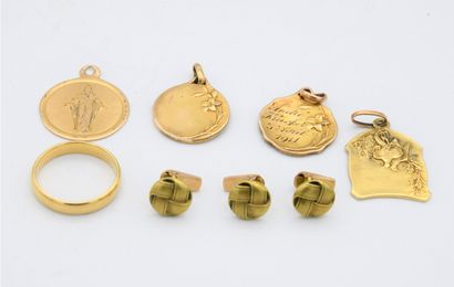 null Réunion de 2 médailles en or 18 carats (750 milliémes), une alliance et trois...