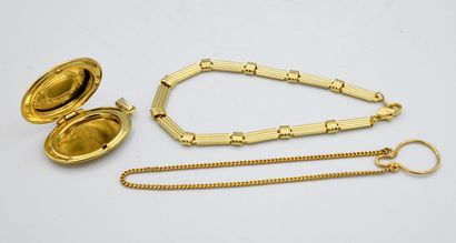 null Réunion de bijoux en plaqué or comprenant : 
- pendentif souvenir, 
- bracelet...