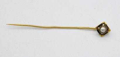 null Epingle à chapeau en or ornée d'une petite perle
Poids brut : 1,4 gr 750°/00
Poinçon...