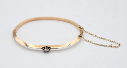 null Bracelet rigide en or rose 14 carats (585 milliémes) centré d’un diamant taille...