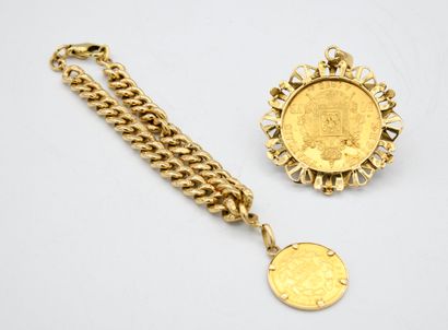 null *Lot en or jaune 18 carats (750 millièmes) comprenant un pendentif ornée d'une...