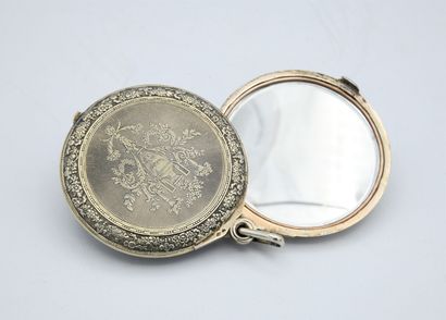 null Petit miroir de poche en argent guilloché, à décor d'une jarre néoclassique...