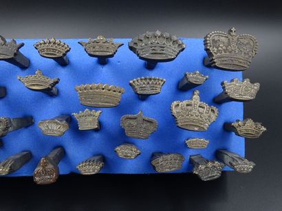 null Ensemble de 31 fers à dorer en bronze
A motifs de couronnes héraldiques pour...