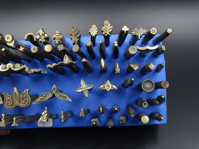 null Ensemble de 70 petits fers à dorer en bronze
Différents motifs décoratifs dont...
