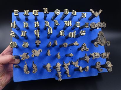 null Ensemble de 86 fers à dorer en bronze
Mélangeant lettres gothiques (alphabet...
