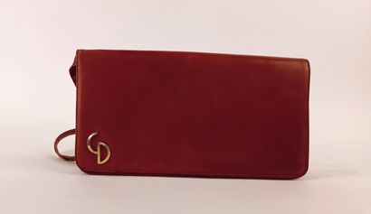 null Christian DIOR. 
Sac en cuir marron portant le monogramme en métal doré en bas...