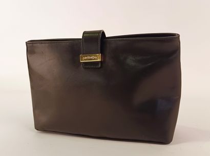 null YVES SAINT LAURENT.
Petit sac pochette en cuir noir, fermeture pression à rabat...