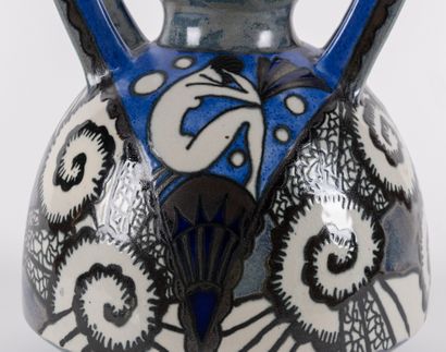 null HB Quimper, ODETTA
Vase cloche à deux anses en grès à décor nu féminin à la...