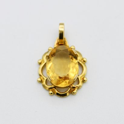 Yellow gold oval pendant set with an oval...
