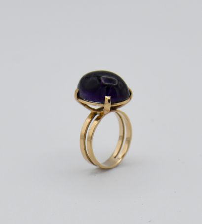 18K (750 thousandths) gold ring with amethyst...