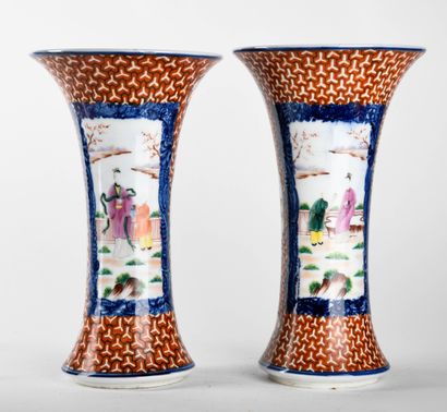 CHINE. 
Paire de vases cornet en porcelaine...