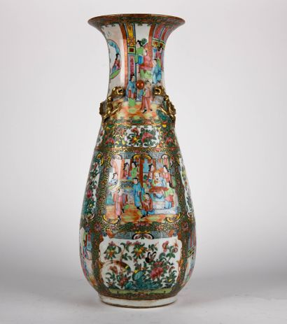 CHINE.
Vase balustre en porcelaine de Canton...