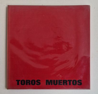 null Lucien CLERGUE (1934-2014) 
Toros muertos
Paris, Editec, 1963
E.O. Red cloth...