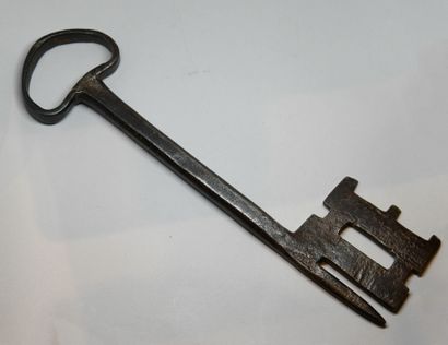null Set of 3 wrought-iron keys, XIV-XV century:
- the smaller, cross-shaped ring:...