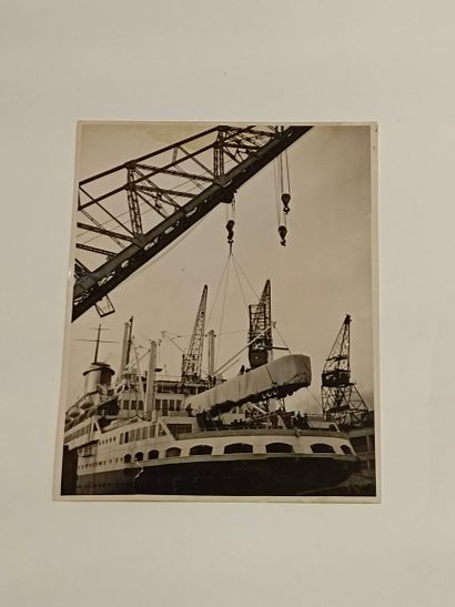 null WIDE WORLD PHOTOS.
Photograph on crumière paper showing the loading of an ocean...