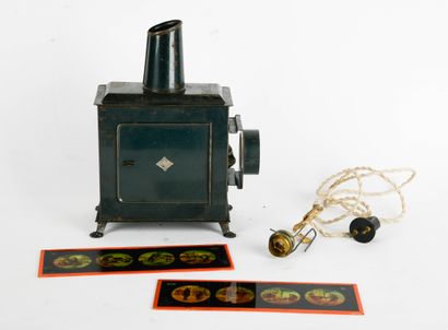 null GBN, 
Magic lantern in sheet metal, in original cardboard box. 
Glass plates...