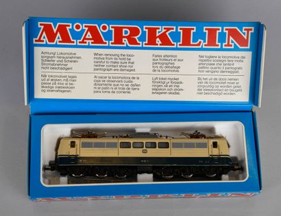 null MARKLIN.
DB 151 104-7 beige and blue HO locomotive.
Reference: 3058.
Very good...
