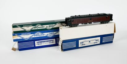 null MECCANO HOrnby-acHO.
Reunion of five cars including:
- two SNCF 2nd class carriages,...