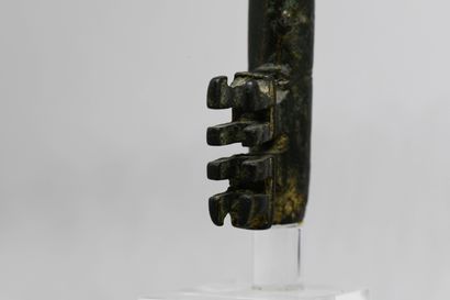 null Set of 3 wrought-iron keys, XIV-XV century:
- the smaller, cross-shaped ring:...