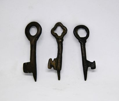 null Set of 5 wrought-iron and bronze keys, 12th-13th century:
- smallest, cloverleaf...