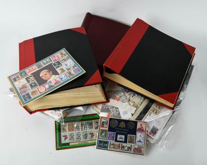 null Important stamp collection including :
- one World volume, a few stamps per...