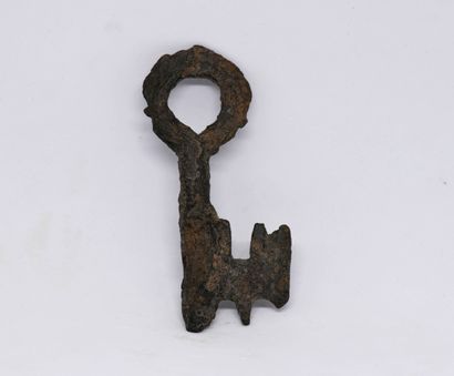 null Set of 5 wrought-iron and bronze keys, 12th-13th century:
- smallest, cloverleaf...