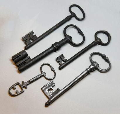 null Set of 5 wrought-iron keys, 17th and 18th century:
Largest: 15 cm
Smallest:...