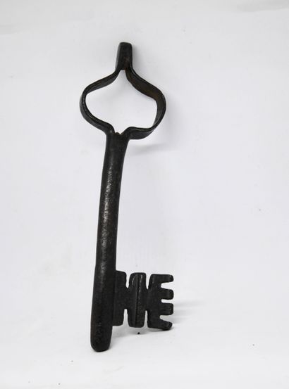 null Set of 5 wrought-iron keys, 16th century:
- smallest: H: 3.5 cm
- largest: H:...