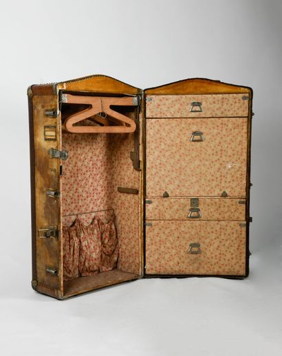 null Travel trunk in leather-covered wood with gilded metal reinforcements. The interior...