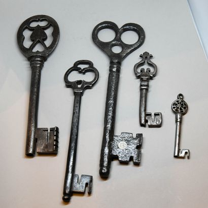 null Set of 5 wrought-iron keys, 17th and 18th century:
- the smallest (Venetian...