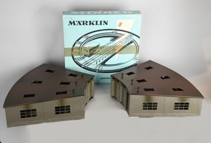 null MARKLIN.
HO turntable.
With two three-entry rotunda elements. 
References: 7186...