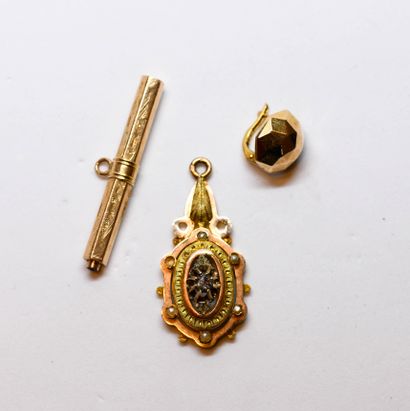Réunion de bijoux en or comprenant un pendentif...